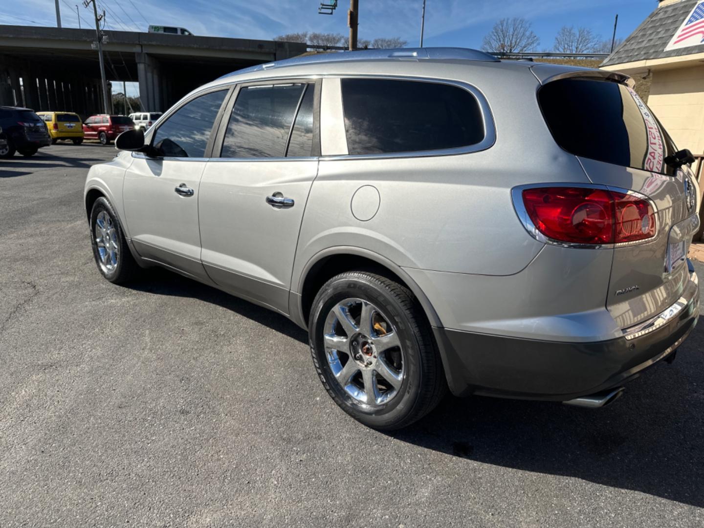 2008 Silver Buick Enclave CXL AWD (5GAEV23718J) with an 3.6L V6 DOHC 24V engine, 6-Speed Automatic Overdrive transmission, located at 5700 Curlew Drive, Norfolk, VA, 23502, (757) 455-6330, 36.841885, -76.209412 - Photo#2